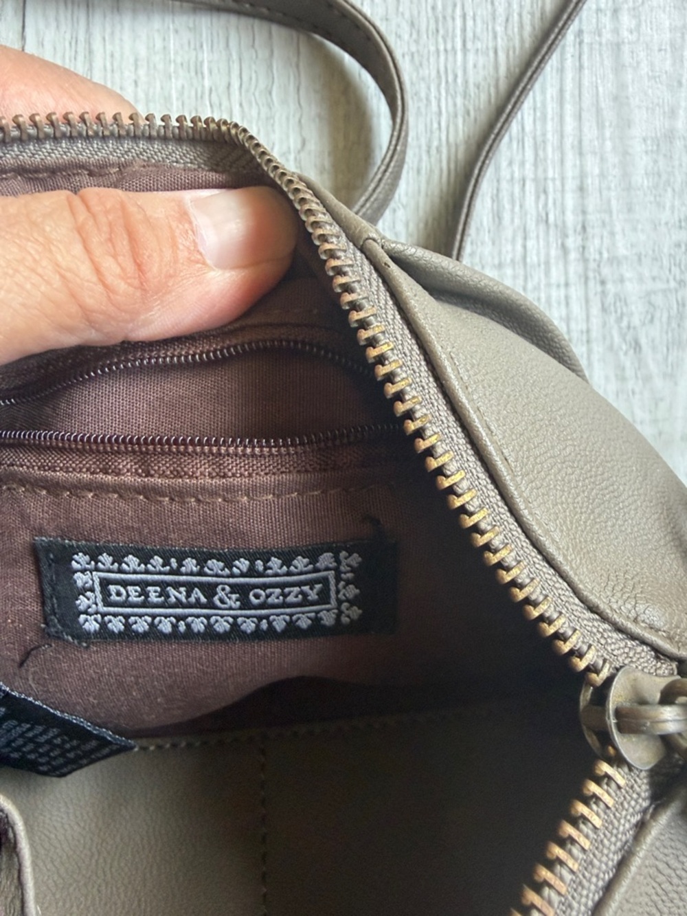 Deena‎ & Ozzy Taupe Crossbody Bag Pleated Front Vegan Leather - Picture 5 of 8